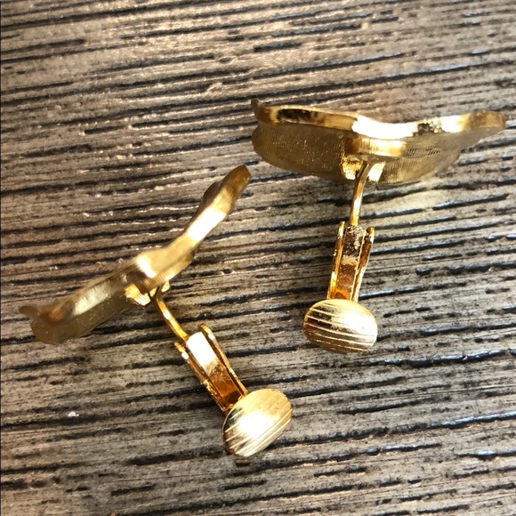 Vintage Hammered Textured Goldtone Clip Earrings - Picture 3 of 11